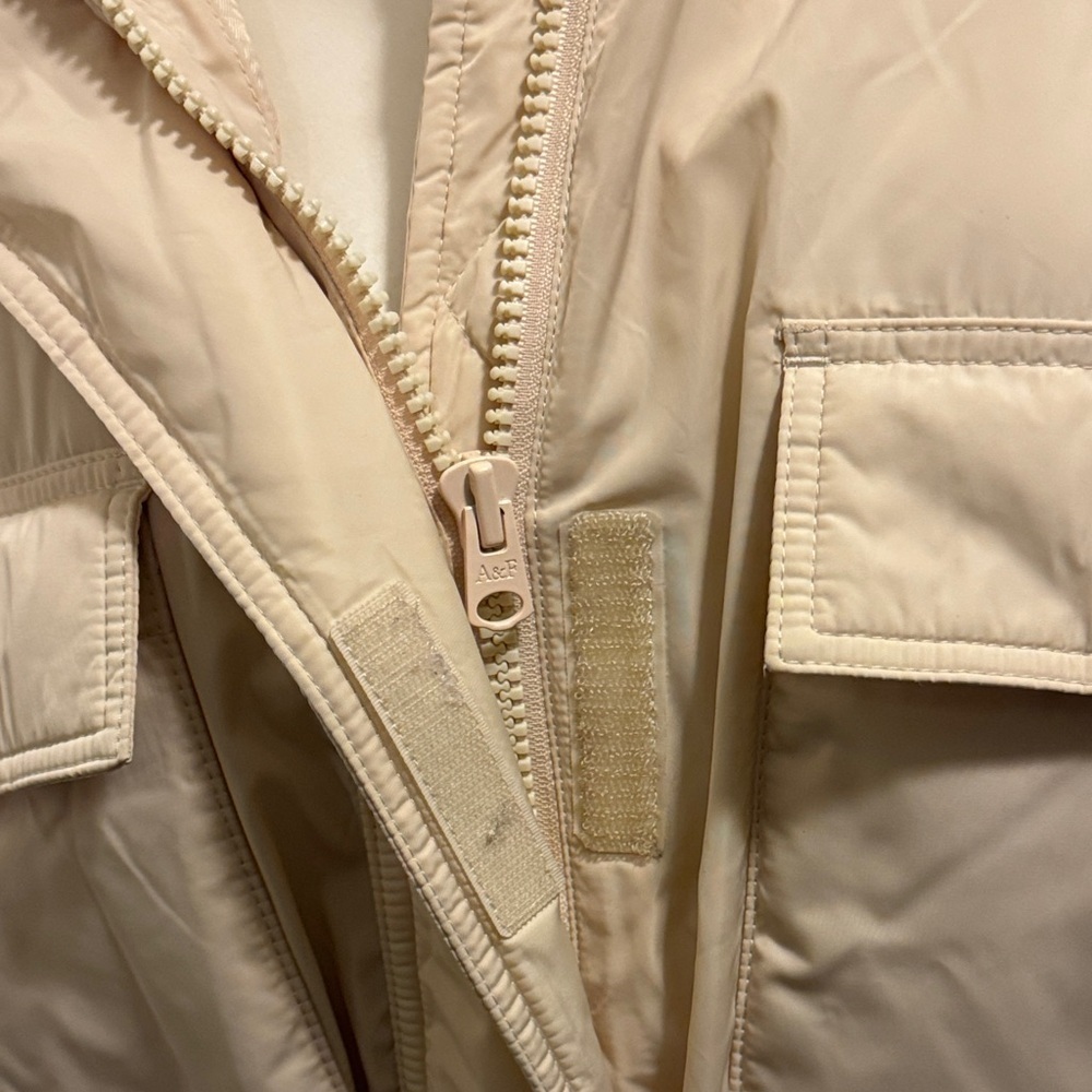 Abercrombie & Fitch Women's Beige Puffer Jacket - Picture 13 of 16